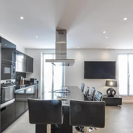 In With Wifi And 2 Bedrooms Apartment *